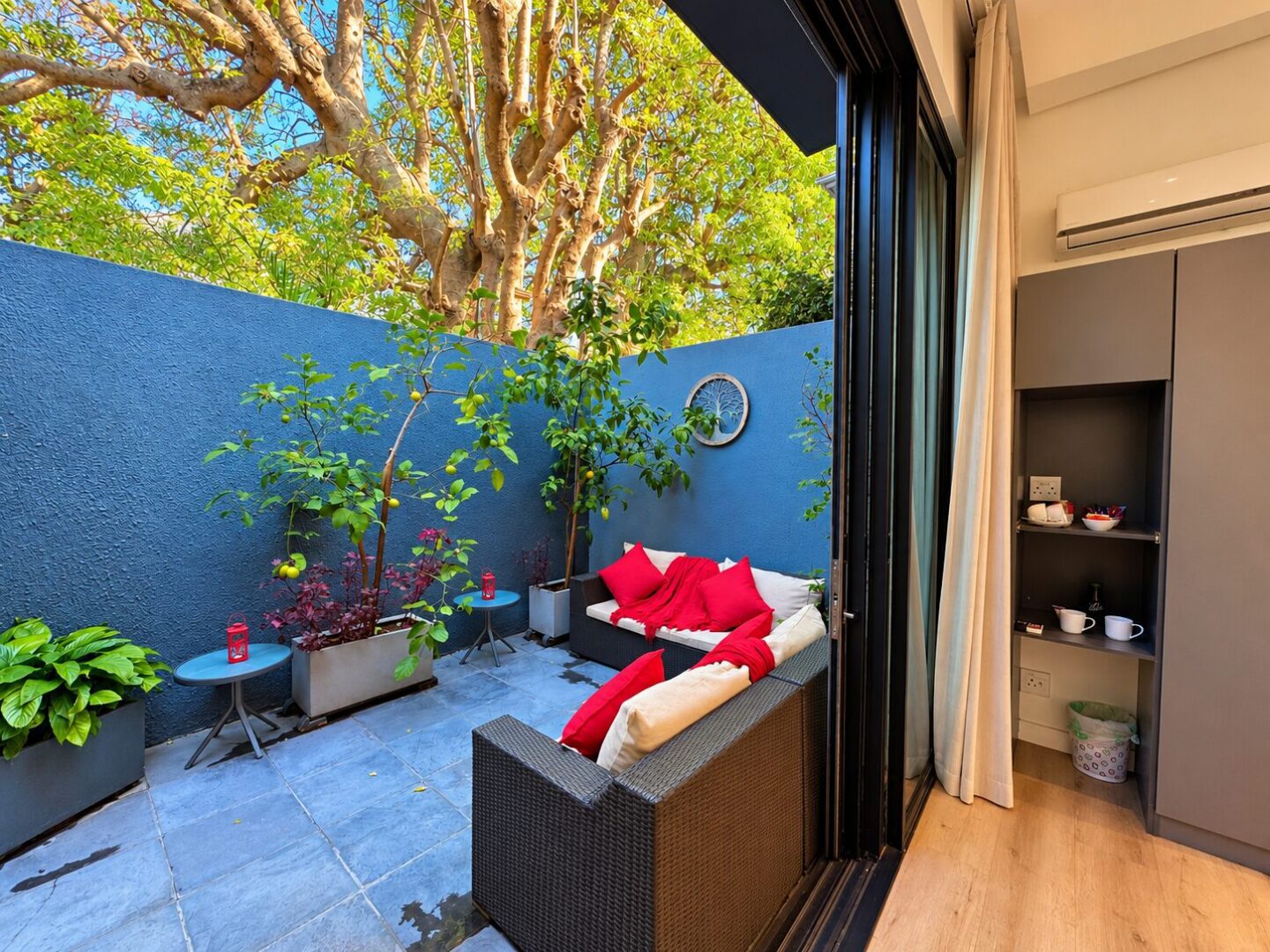 Family Suite Private Courtyard - Image 7